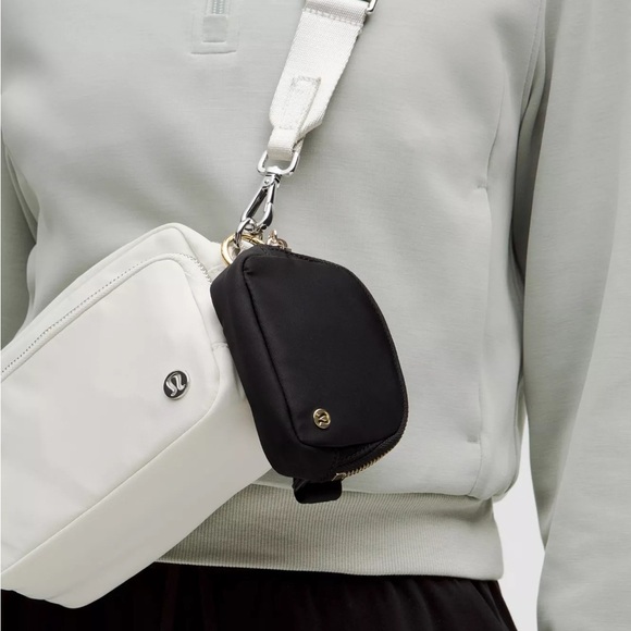 Everywhere Belt Bag Nano - Black Gold - Picture 1 of 3